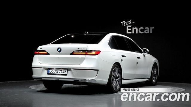 BMW 7-Series 2025 — photo 2