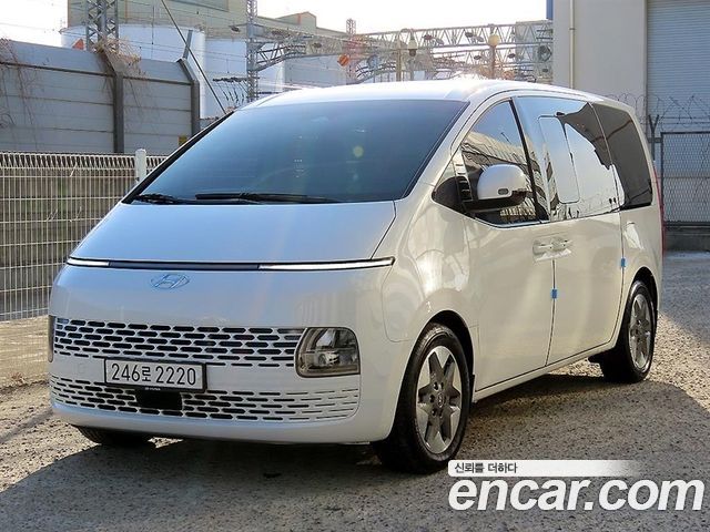 Hyundai Staria 2023 — photo 1