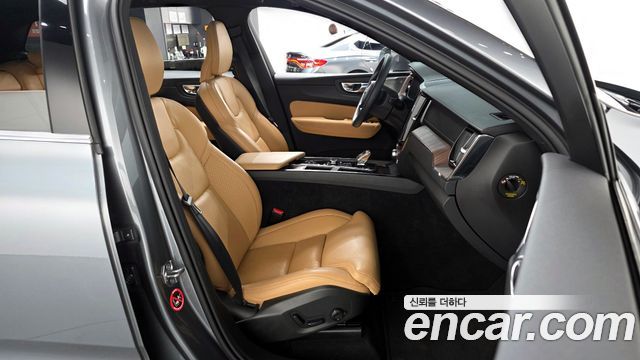 Volvo XC60 2021 — photo 16