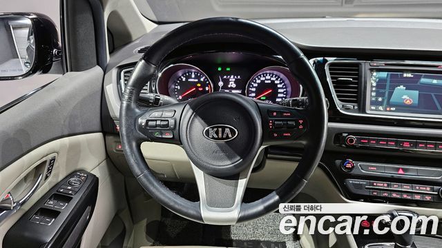 Kia Canival 2016 — photo 19