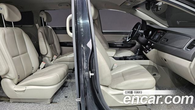 Kia Canival 2016 — photo 21