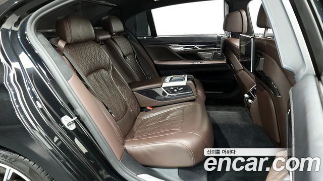 BMW 7-Series 2021 — photo 11