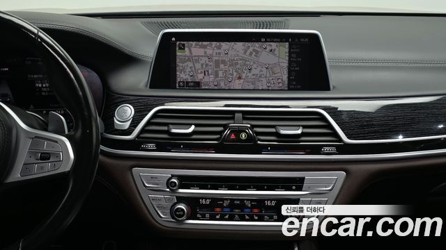 BMW 7-Series 2021 — photo 13