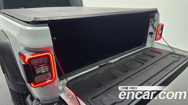 Jeep Gladiator 2023 — photo 18