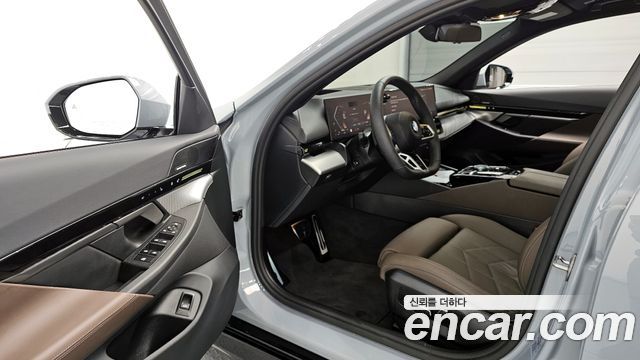 BMW 5-Series 2024 — photo 10