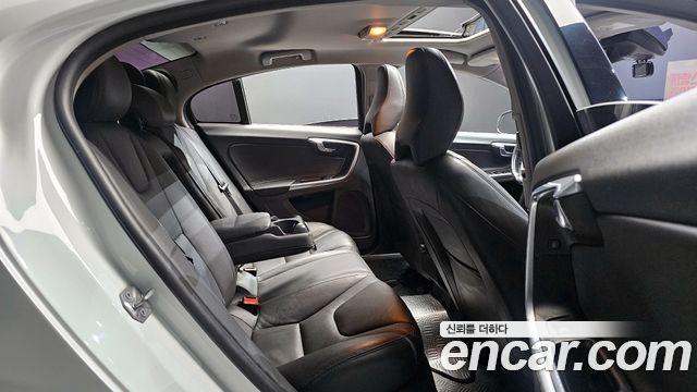 Volvo S60 2015 — photo 11