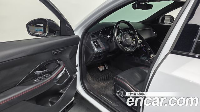 Jaguar E-PACE 2018 — photo 13