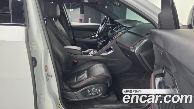 Jaguar E-PACE 2018 — photo 17
