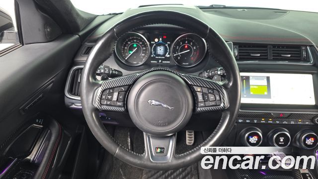 Jaguar E-PACE 2018 — photo 19