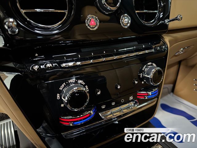 Rolls-Royce Phantom 2021 — photo 11