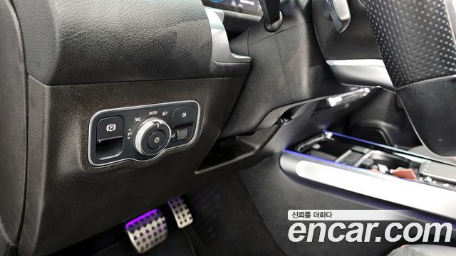 Mercedes-Benz GLB-Class 2021 — photo 19