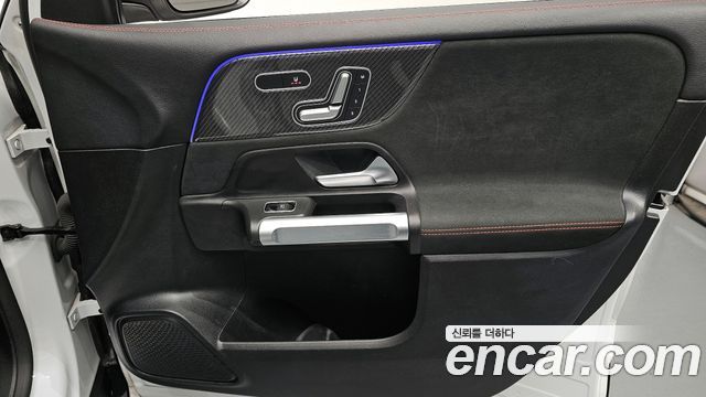 Mercedes-Benz GLB-Class 2021 — photo 14