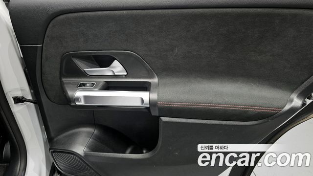 Mercedes-Benz GLB-Class 2021 — photo 15