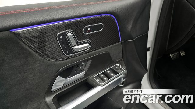 Mercedes-Benz GLB-Class 2021 — photo 30