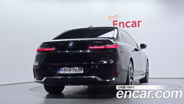BMW 7-Series 2025 — photo 2