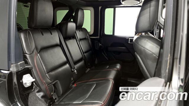 Jeep Wrangler 2022 — photo 11