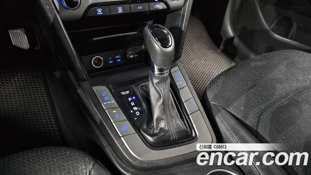 Hyundai AVANTE 2017 — photo 12