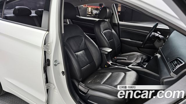 Hyundai AVANTE 2017 — photo 17