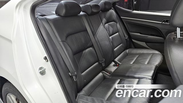 Hyundai AVANTE 2017 — photo 18