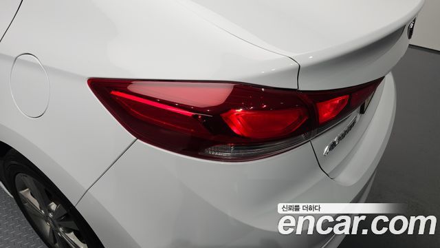 Hyundai AVANTE 2017 — photo 9