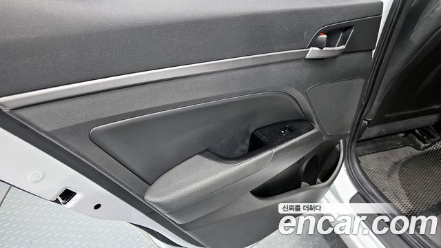 Hyundai AVANTE 2017 — photo 15