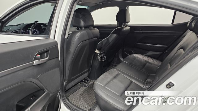 Hyundai AVANTE 2017 — photo 16
