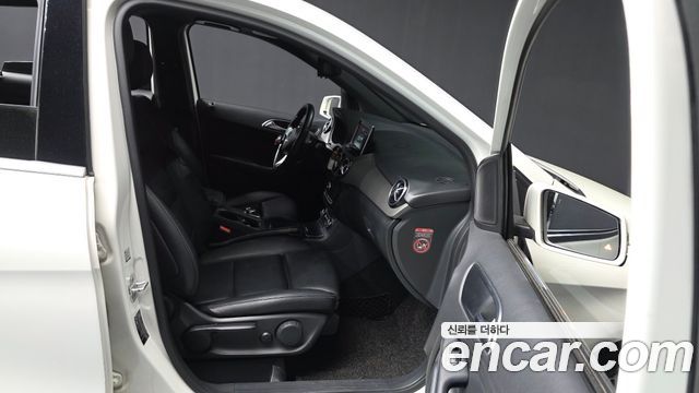Mercedes-Benz B-Class 2016 — photo 11