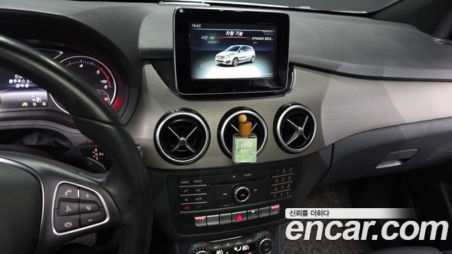 Mercedes-Benz B-Class 2016 — photo 15