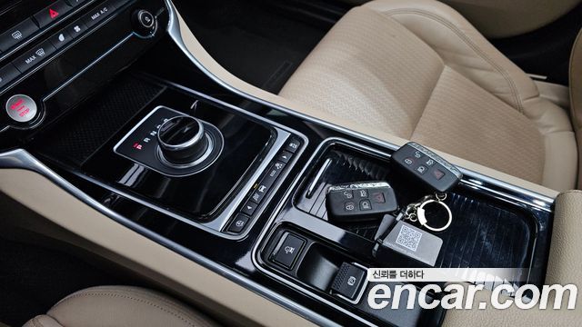 Jaguar XF 2018 — photo 9