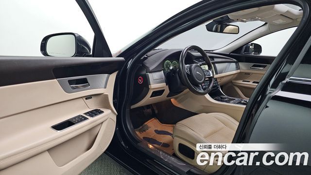 Jaguar XF 2018 — photo 10