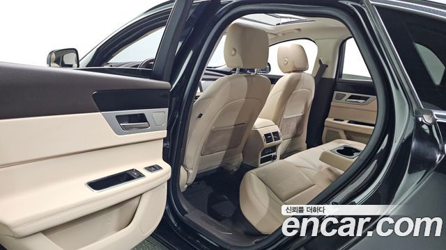 Jaguar XF 2018 — photo 11