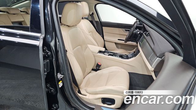 Jaguar XF 2018 — photo 12