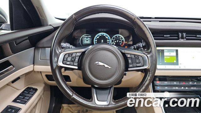 Jaguar XF 2018 — photo 14