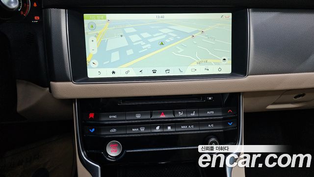 Jaguar XF 2018 — photo 15