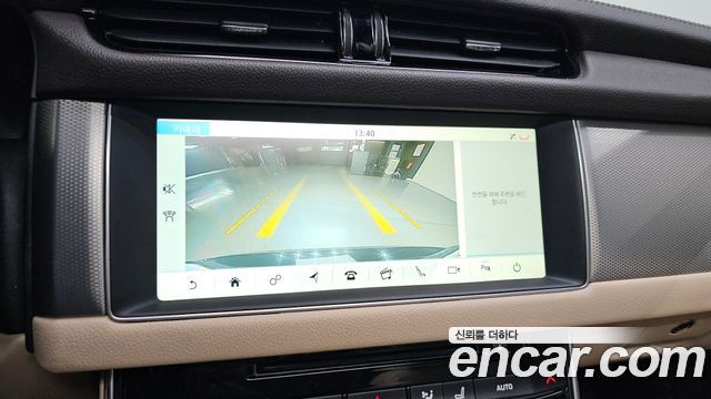 Jaguar XF 2018 — photo 16