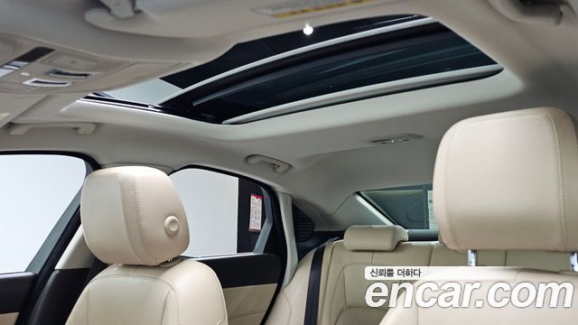 Jaguar XF 2018 — photo 19