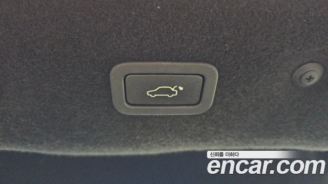 Jaguar XF 2018 — photo 20