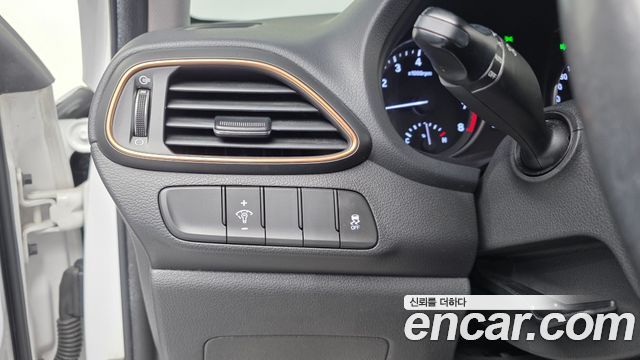 Hyundai i30 2018 — photo 24