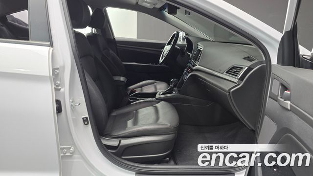 Hyundai AVANTE 2018 — photo 11