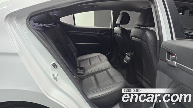 Hyundai AVANTE 2018 — photo 12