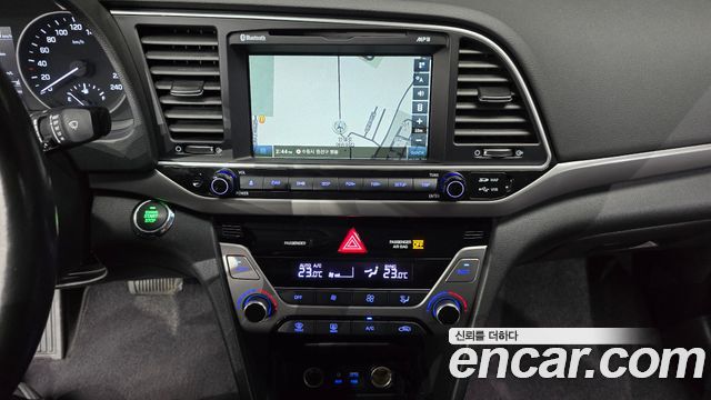 Hyundai AVANTE 2018 — photo 14