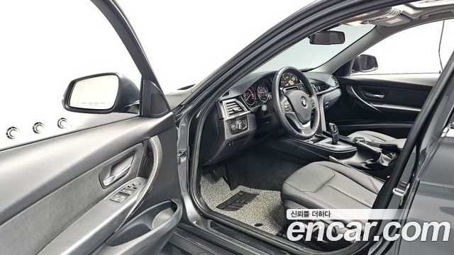 BMW 3-Series 2018 — photo 10