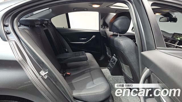 BMW 3-Series 2018 — photo 11