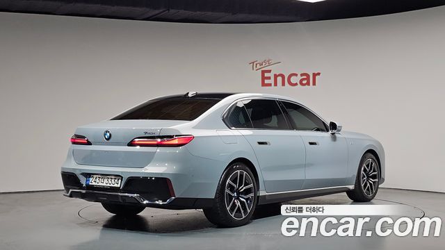 BMW 7-Series 2023 — photo 2