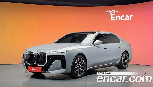 BMW 7-Series 2023 — photo 1
