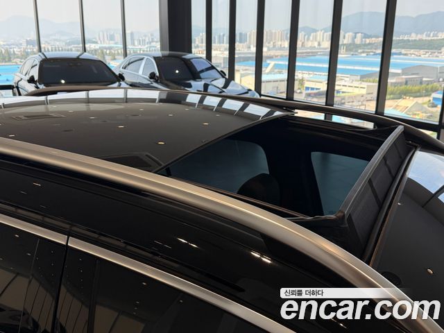 Mercedes-Benz GLB-Class 2025 — photo 12