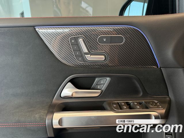 Mercedes-Benz GLB-Class 2025 — photo 18
