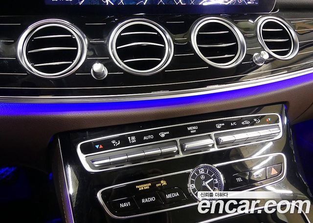 Mercedes-Benz E-Class 2019 — photo 17