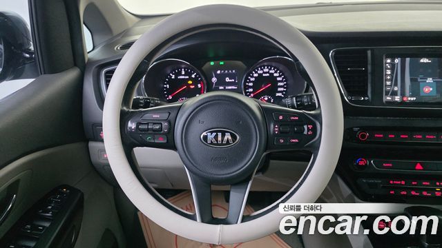 Kia Canival 2017 — photo 16