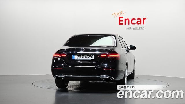 Mercedes-Benz E-Class 2023 — photo 4